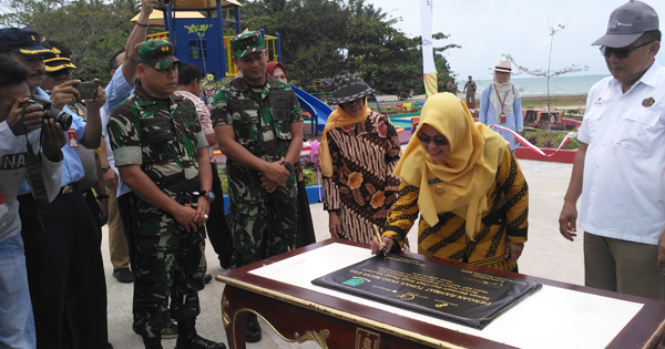 Wabup Natuna Resmikan CSR Pembangunan Taman Bermain Pantai Kencana
