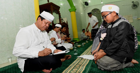 Safari Ramadhan di Masjid Al-Mujahid, Isdianto Minta Dukungan Sisa Jabatan
