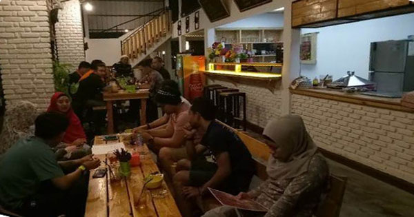 Warung Bakso Kepincut, Tongkrongan Sejuk Penuh Tanaman Hias