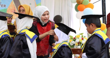 Hafizha Rahmadhani Mewisuda 37 Anak Didik PAUD Sri Kemang dan Teratai Kuala Sempang
